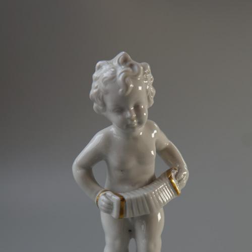 Фигура фарфор Каподимонте Италия путти мальчик с гармошкой клеймо корона N Capodiмonte 15,3см №10053