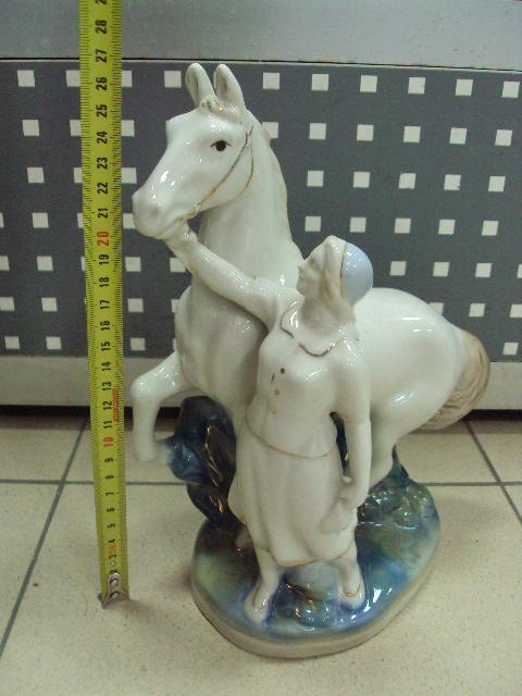 Фигура фарфор Гжель колхозница с конем лошадью 27 см (на днище скол и трещина) №10569