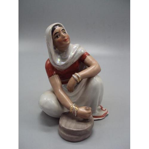 Фигура фарфор статуэтка Киев индианка с жерновами девушка индуска высота 13 см №230