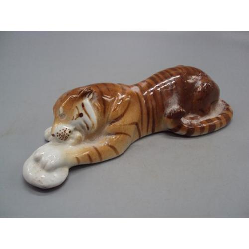 Фигура фарфор статуэтка ЛФЗ тигр с мясом ест мясо высота 5,3 см, длина 20,4 см (есть трещина) №10573