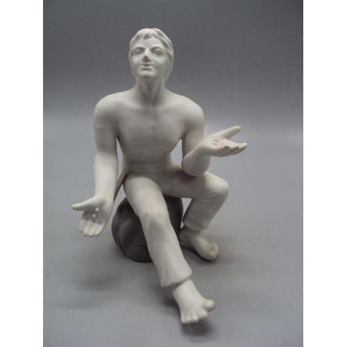 Фигура фарфор статуэтка авторская Полонное ЗХК мужчина парень сидит высота 17,7см под реставрац №46