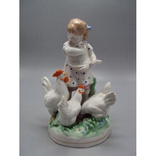 Фигура фарфор статуэтка Дулево девочка кормит кур кормящая курей птиц высота 18 см №14288