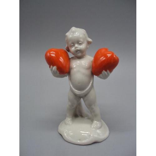 Фигура фарфор статуэтка Германия путти ребенок держит сердца мальчик с сердечками 12,7 см №13229