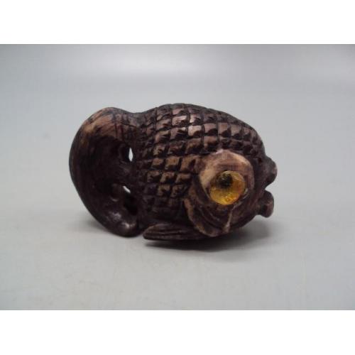 Фигура нэцкэ кость мамонта миниатюра рыба рыбка глаза янтарь высота 3,1 см вес 29,14 г №14773