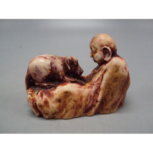 Фигура нэцкэ кость мамонта миниатюра японец сидит с собакой 4,3х5,7 см вес 46,68 г №14776