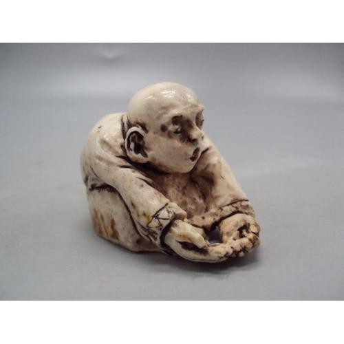 Фигура нэцкэ статуэтка кость мамонта миниатюра мужчина умывается японец просит вес 77,67 г №15071