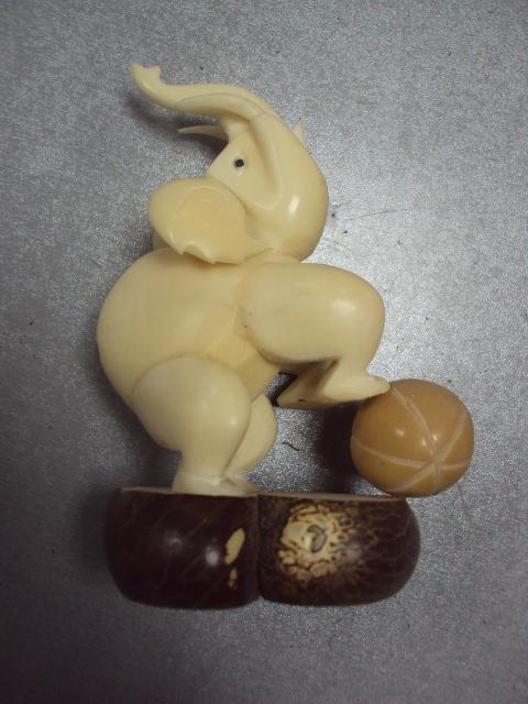 Фигура пластик слон слоник слоненок с мячом №10207а