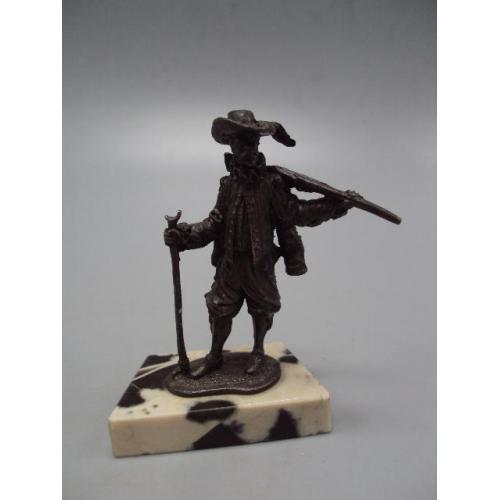 Фигура на подставке статуэтка мушкетер с мушкетом рухьем серебро вес 84,58 г высота 7 см №14359