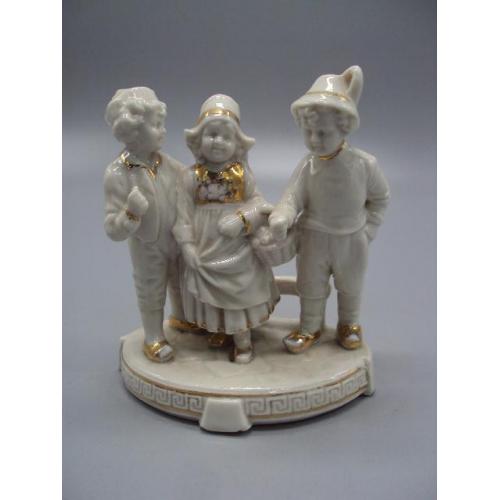 Фигура фарфор статуэтка Германия дети мальчики и девочка с корзиной детки высота 11,3 см №14341