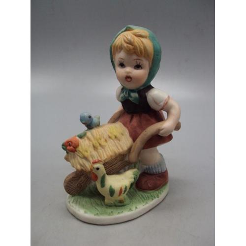 Фигура фарфор статуэтка Германия Handgemalt девочка с тачкой сена, курочкой и цыпленком 12 см №24