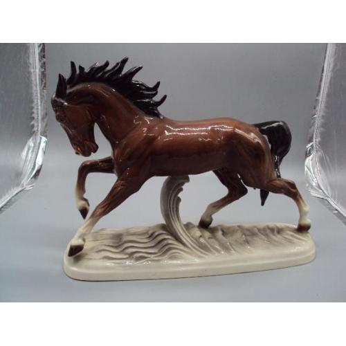 Фигура фаянс статуэтка Германия Hertwig with co лошадь бежит конь лошадка высота 26,5 см №207
