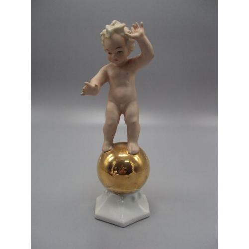 Фигура фарфор статуэтка Германия путти мальчик ребенок на золотом шаре высота 20,5 см №14342