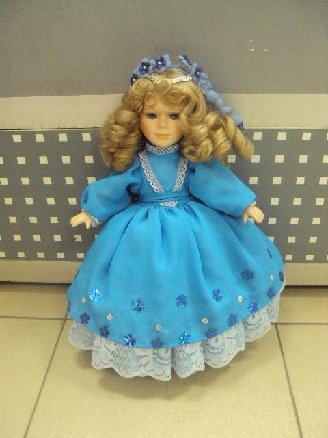 Кукла фарфоровая в голубом платье 35 см №568