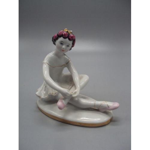 Фигура фарфор статуэтка ЛФЗ юная балерина девочка завязывает пуанты балет высота 11 см №14457