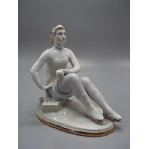 Фигура фарфор статуэтка ЛФЗ фигуристка девушка сидит на коньках конькобежка высота 16,8 см №14458