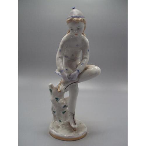 Фигура фарфор статуэтка ЛФЗ фигуристка девочка завязывает коньки высота 22 см №14512