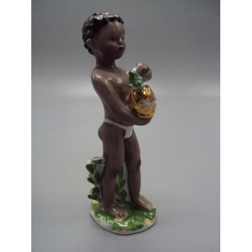 Фигура фарфор статуэтка ЛФЗ мальчик негритенок с ананасом ребенок африканец высота 13,8 см №14515