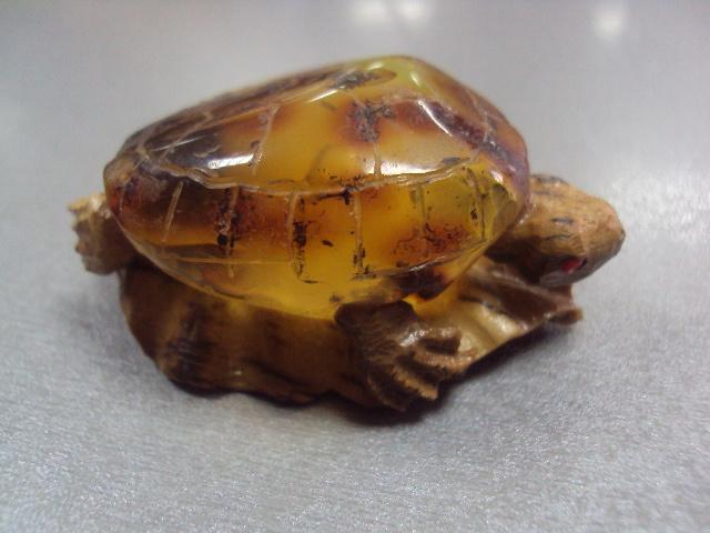 миниатюра черепаха на листке янтарь, кость мамонта 38,21 г