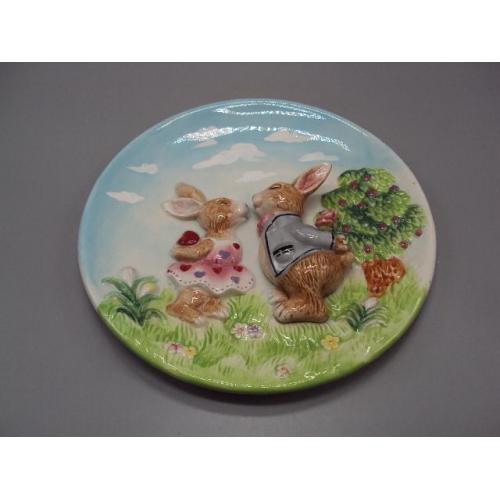 Настенная тарелка объемная керамика Китай Тайвань зайчики поцелуй зайцы размер 2 х 20,4 см №13631
