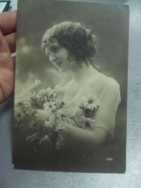 открытка девушка с цветами №1505