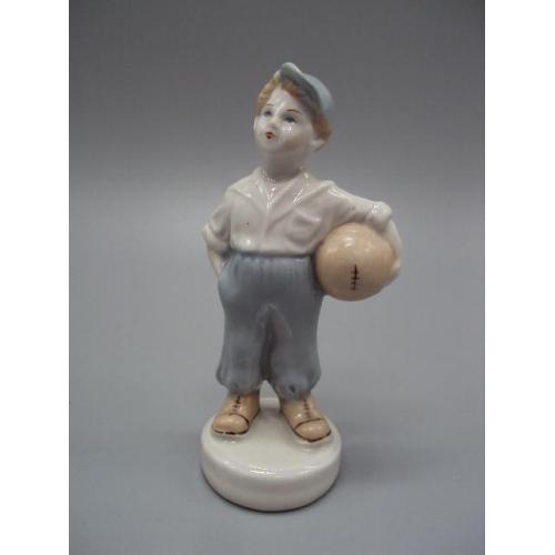 Фигура фарфор статуэтка Рига юный футболист мальчик с мячом спортсмен высота 12,3 см №13099
