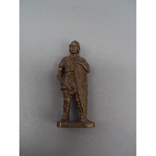 Фигурка миниатюра гуннский воин Hun 3 с топором и щитом k 95 n 109 металл высота 3,8 см №13346