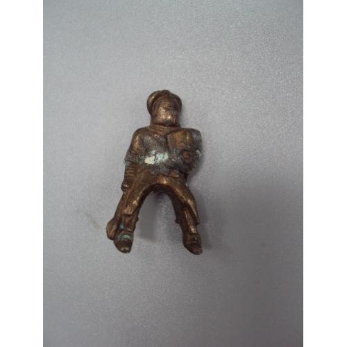 Фигурка миниатюра рыцарь воин всадник в доспехах со щитом металл высота 3 см №13343
