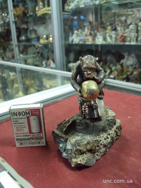 серебро обезьяна с черепом на подставке