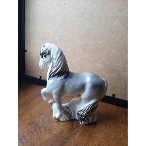 Фарфоровая статуэтка " Лошадь Конь в Яблочко" 