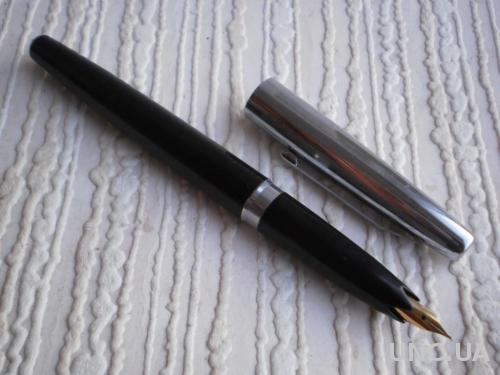 Ручка чернильная с желтым пером.