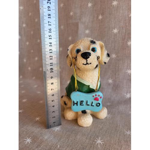 Собачка, щенок, с табличкой «HELLO».   