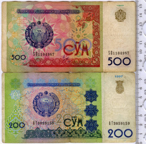 2 банкноти Узбекистану зі зносом 1997, 1999 років випуску номіналом 200 та 500 сум.