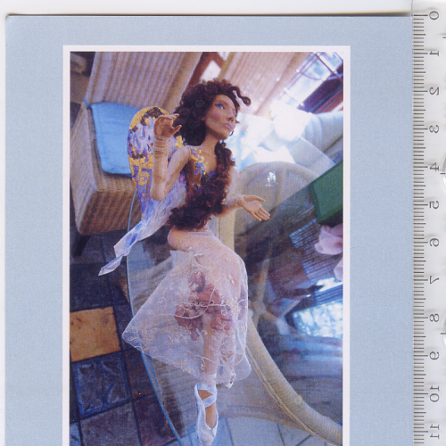 Худ. открытка 2013 г. арт-проекта Анны Мартыновской «Куклы, которые играют в людей».
