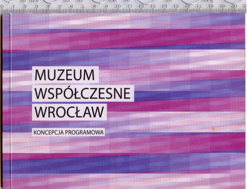 Книжка-путівник за проєктом та концепцією Музею сучасного мистецтва у Вроцлаві. 
