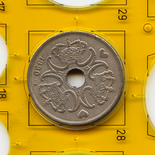Обиходная монета 1990 года номиналом 5 крон Дании.