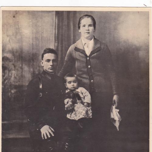Довоенное фото старшины РККА с семьей.