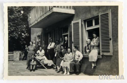 Старое фото Возле дома 1930-е годы. Германия