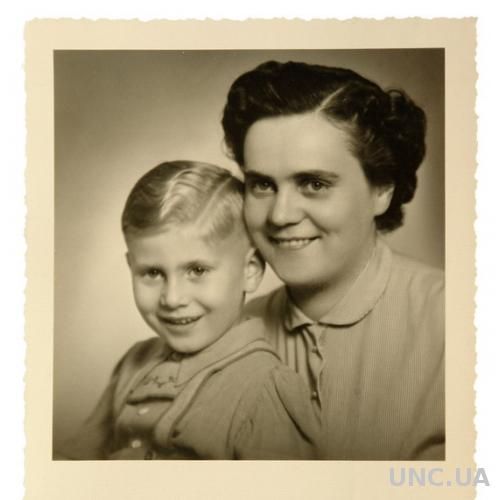 Старое студийное фото Мама и сын 1953-й Германия