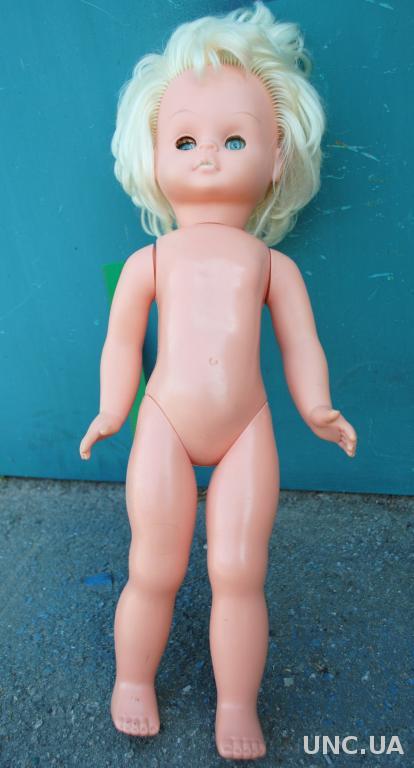 Винтажная большая кукла ок. 67 см. Лялька тверда пластмасса, руки і голова м'які.