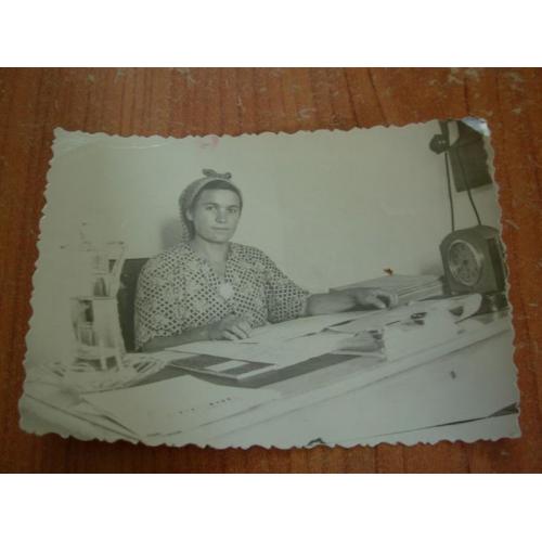 Фото жінки на робочому місці,телефон,годинник