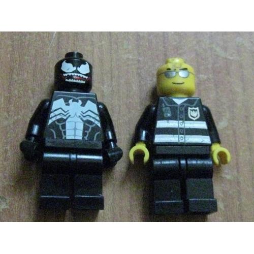 Мініфігурка Lego Venom та мініфігурка Lego Поліцай