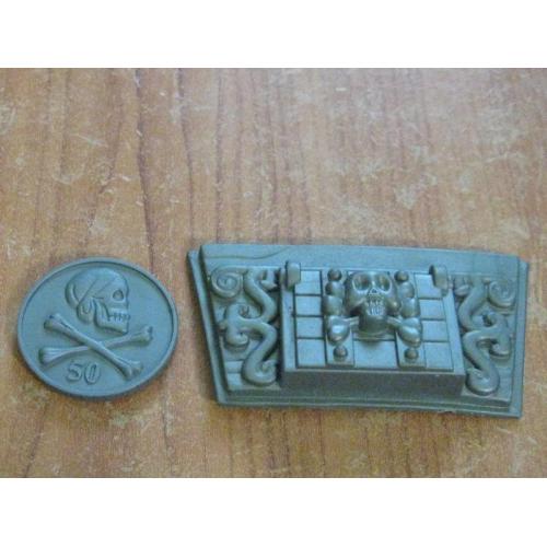 Пластикові жетон та барельєф Череп та кості