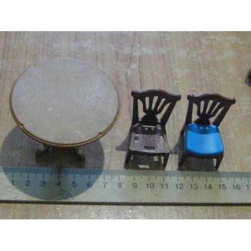 Столик з Sylvanian Families та стільці Playmobil 