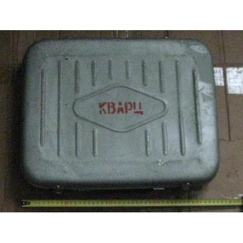 Вінтажний алюмінієвий футляр з написом «Кварц» 