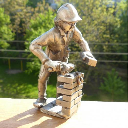 Коллекционная миниатюра   -- олово германия -строитель  - 7,9 см