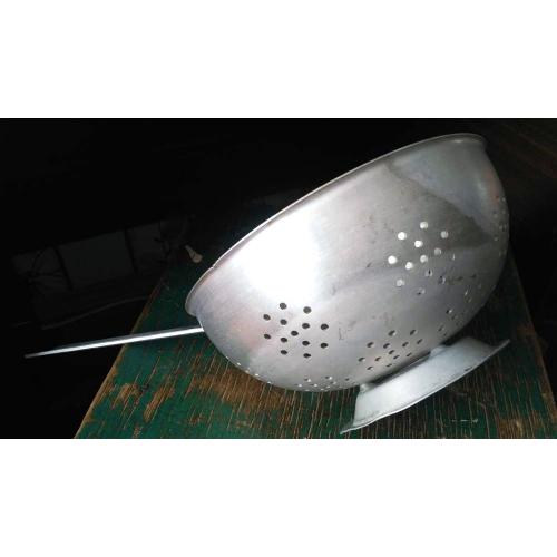  друшляк дуршлаг сито прочный, удобный, на подставке белый металл алюминий, большой. Акция