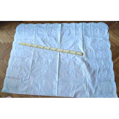 Изящная скатерть белого цвета ПВХ . Большая, размером 150х232 см