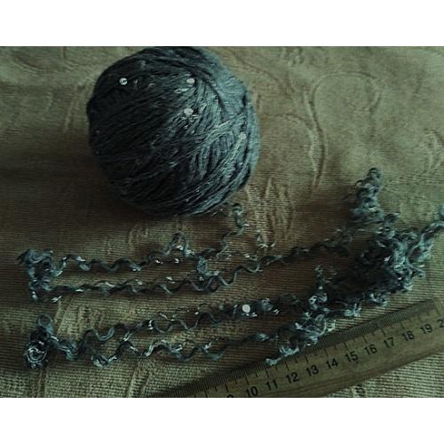 Нитки пряжа серый цвет с маленькими серебристыми пайетками 3 мм