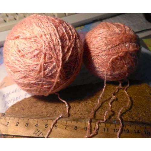 Пряжа нитки абрикосово-розовый цвет с цветным люрексом, общий вес ~ 278 гр. Для рукоделия, поделок