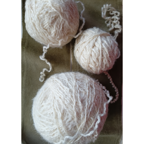 Пряжа нитки натуральная шерсть белая с кремовым оттенком вес 220 грамм